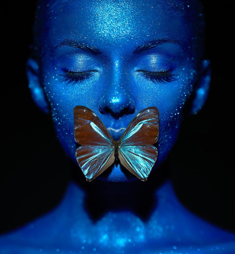 Puerta abierta mostrando una habitación con paredes de colores y suelos de madera.