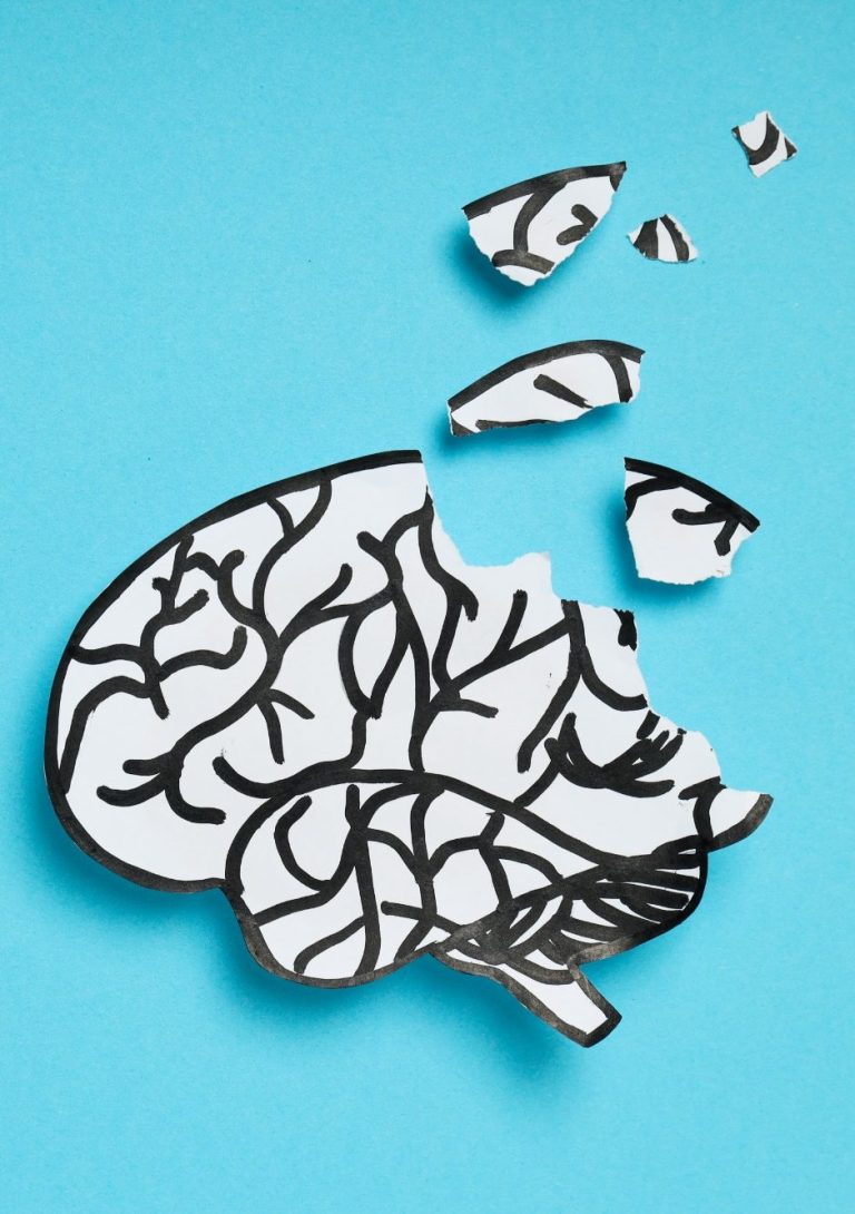 Figura de un cerebro dividiéndose debido a la perdida de capacidades de validación propias