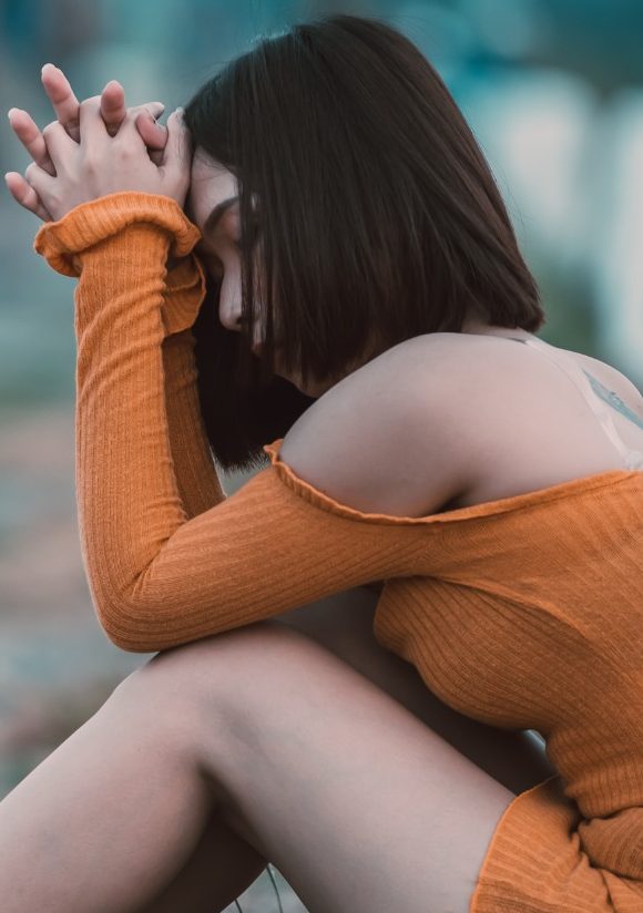 Persona con el rostro parcialmente cubierto por una mariposa, simbolizando la calma, introspección y transformación que aporta el silencio.